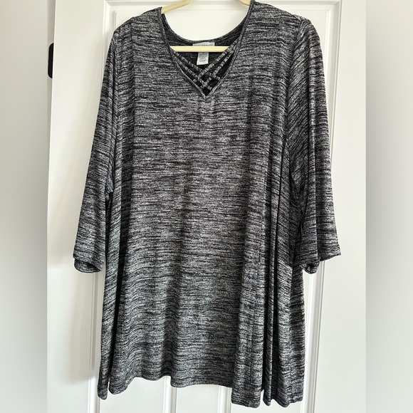 Catherines Tops - Women’s plus size 2X swing tunic with 3/4 length sleeves v-neck with detail.